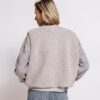 ZHRILL ZHEREN teddyvest in Grey Taupe met gemêleerde wollook, ronde hals en drukknoopsluiting.