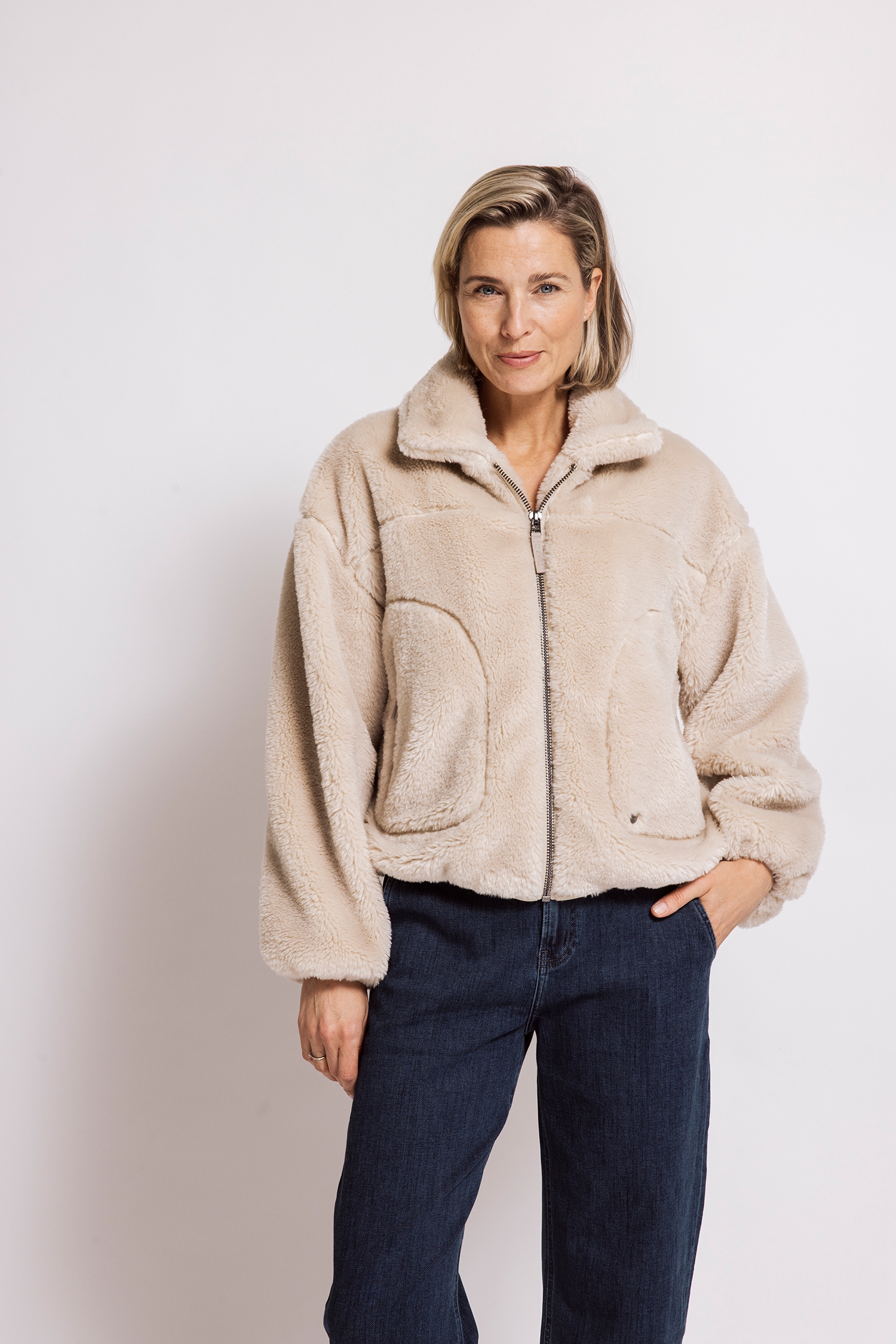 ZHRILL ZHAPRIL beige teddyjas voor dames met opstaande kraag en ritssluiting