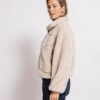 ZJ480-N3194-248-1-26 ZHRILL ZHAPRIL beige teddyjas voor dames met opstaande kraag en ritssluiting