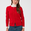 30500005_191664_500 Saint Tropez MilaSZ R-Neck Cardigan in True Red Fijngebreid vest met een klassieke pasvorm, ronde hals en lange mouwen. Bestseller basis vest.