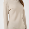 Saint Tropez UmalieSZ Blouse in Sandshell met subtiel hoge halslijn, lange mouwen en verlengde manchetten.