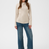 Saint Tropez UmalieSZ Blouse in Sandshell met subtiel hoge halslijn, lange mouwen en verlengde manchetten.