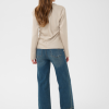 Saint Tropez UmalieSZ Blouse in Sandshell met subtiel hoge halslijn, lange mouwen en verlengde manchetten.
