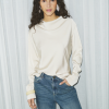 Saint Tropez UmalieSZ Blouse in Sandshell met subtiel hoge halslijn, lange mouwen en verlengde manchetten.