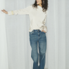 Saint Tropez UmalieSZ Blouse in Sandshell met subtiel hoge halslijn, lange mouwen en verlengde manchetten.