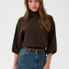 30515543_190912_500 Saint Tropez UzdinaSZ Pullover in Chocolate Brown met hoge col, brede driekwartmouwen en geribde tailleband.