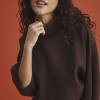 30515543_190912_630 Saint Tropez UzdinaSZ Pullover in Chocolate Brown met hoge col, brede driekwartmouwen en geribde tailleband.