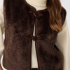 Saint Tropez UstinaSZ teddyvest in Chocolate Brown met ronde hals en twee houtje-touwtjesluitingen.