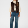 Saint Tropez UstinaSZ teddyvest in Chocolate Brown met ronde hals en twee houtje-touwtjesluitingen.