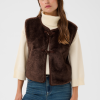 Saint Tropez UstinaSZ teddyvest in Chocolate Brown met ronde hals en twee houtje-touwtjesluitingen.