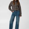 30515583_190912_400 Saint Tropez UllySZ Shirt in Chocolate Brown met ruitpatroon, opstaande rucheskraag en geplooide details langs de knoopsluiting.