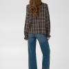 30515583_190912_550 Saint Tropez UllySZ Shirt in Chocolate Brown met ruitpatroon, opstaande rucheskraag en geplooide details langs de knoopsluiting.