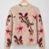 Poush-Beige-Floral-Fuzzy-Pullover-4x5 Saint Tropez UliceSZ Pullover met lichte ondergrond en grote bloemen in roze en wijnrood.