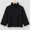 Poush-Black-Boxy-Turtleneck-Pullover-4x5 Saint Tropez UminaSZ Pullover in Night Sky met hoge col, boxy pasvorm en wijde driekwartmouwen.