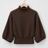 Poush-Chocolate-Highneck-Blouson-Top-4x5 Saint Tropez UzdinaSZ Pullover in Chocolate Brown met hoge col, brede driekwartmouwen en geribde tailleband.