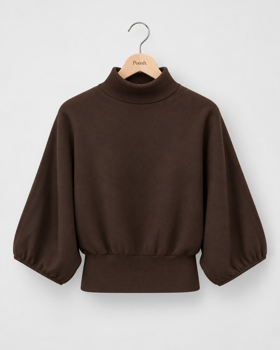 Saint Tropez UzdinaSZ Pullover in Chocolate Brown met hoge col, brede driekwartmouwen en geribde tailleband.