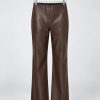 Poush-chocoladebruine-faux-leather-broek-4x5