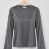 Poush-grijze-glans-longsleeve-4x5 Saint Tropez HagaSZ LS Blouse in Night Sky met ronde hals, lange uitlopende mouwen en een zilverachtige metallic glans.