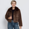 ZJ541-N3268-251-152-41 ZHRILL ZHJUJI korte bruine dames-teddyjas met royale kraag, knoopsluiting en opgestikte borstzakken.