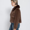 ZJ541-N3268-251-152-42 ZHRILL ZHJUJI korte bruine dames-teddyjas met royale kraag, knoopsluiting en opgestikte borstzakken.