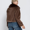 ZJ541-N3268-251-152-43 ZHRILL ZHJUJI korte bruine dames-teddyjas met royale kraag, knoopsluiting en opgestikte borstzakken.
