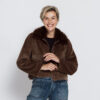 ZJ541-N3268-251-152-44 ZHRILL ZHJUJI korte bruine dames-teddyjas met royale kraag, knoopsluiting en opgestikte borstzakken.