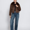 ZJ541-N3268-251-152-45 ZHRILL ZHJUJI korte bruine dames-teddyjas met royale kraag, knoopsluiting en opgestikte borstzakken.