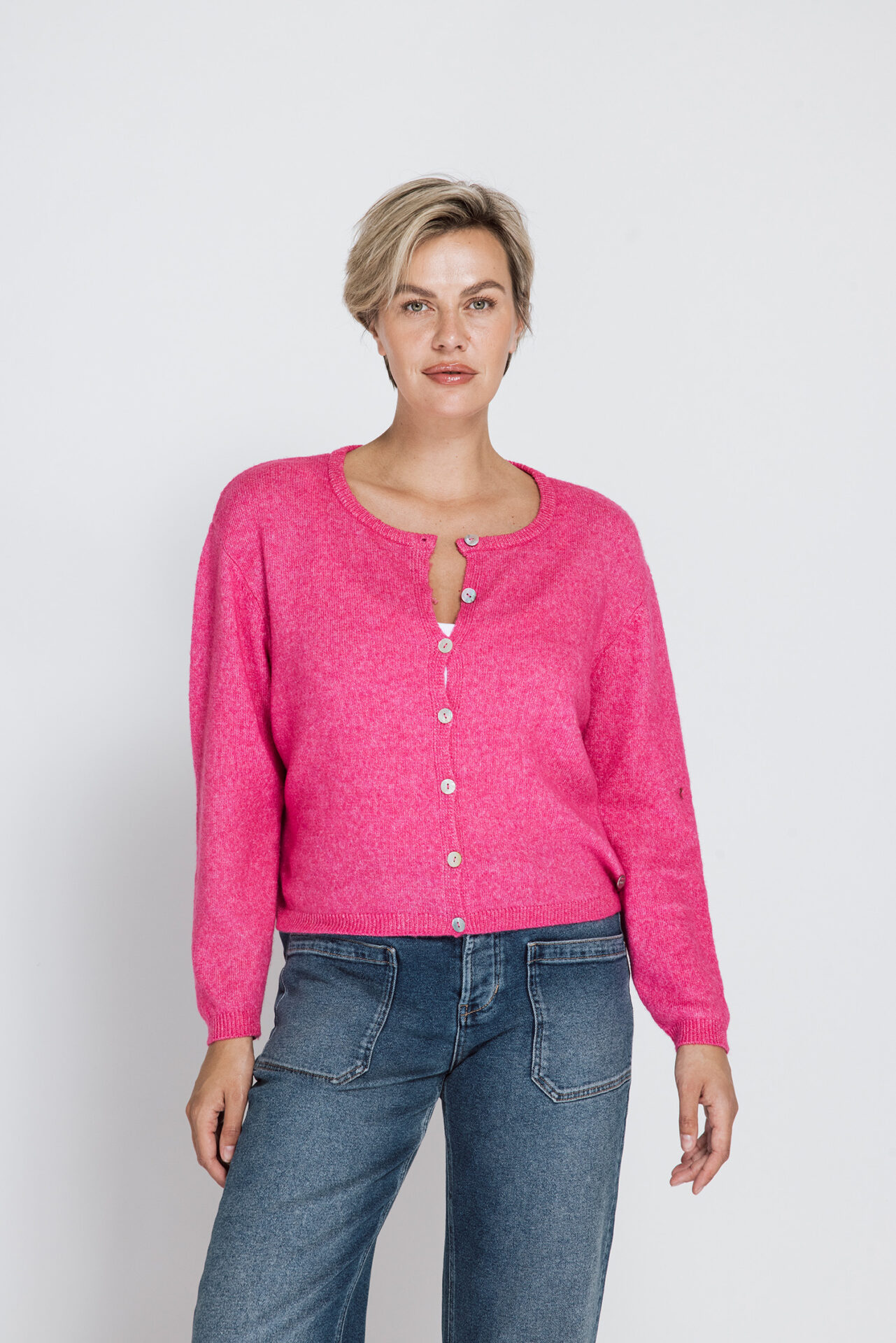 ZHRILL ZHELIDI rose gebreid damesvest met ronde hals, knoopsluiting en geribde boorden.