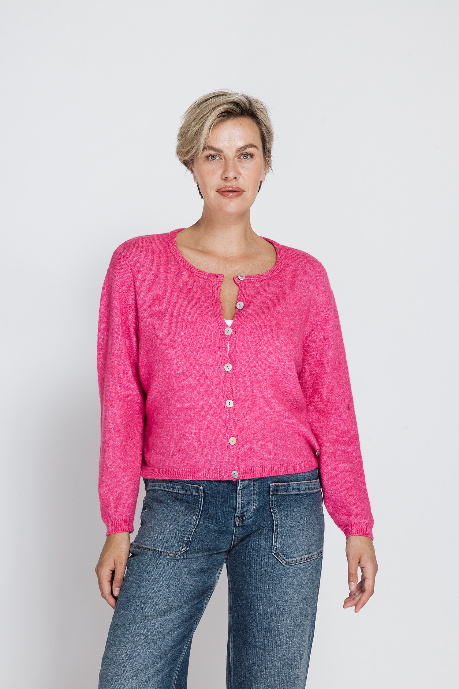 ZHRILL ZHELIDI rose gebreid damesvest met ronde hals, knoopsluiting en geribde boorden.
