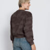 ZHRILL ZHTERA donkerbruin cropped sweatshirt met camouflageprint, ronde hals en elastische boorden.